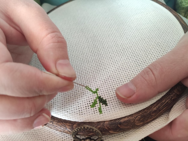 detal haftu na naturalnej tkaninie